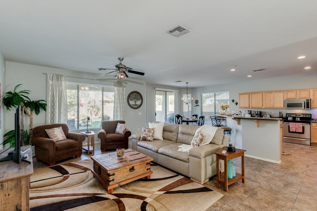 Super Clean GOLF and POOL Community Home with North Facing Amazing Backyard home Orlando Tourists