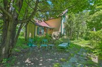 Sweet Fairytale Cottage' in Roscoe with Yard