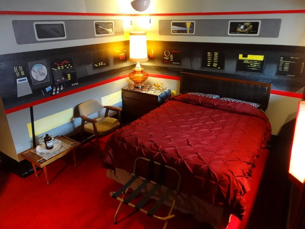 The Star Trek - USS Enterprise Room At The Itty Bitty Inn - thumb 1