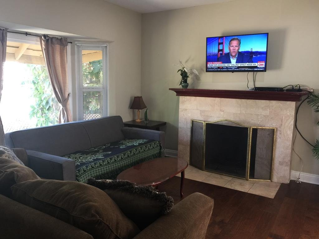 Unique 2 Bedroom Home in Burbank Orlando Tourists
