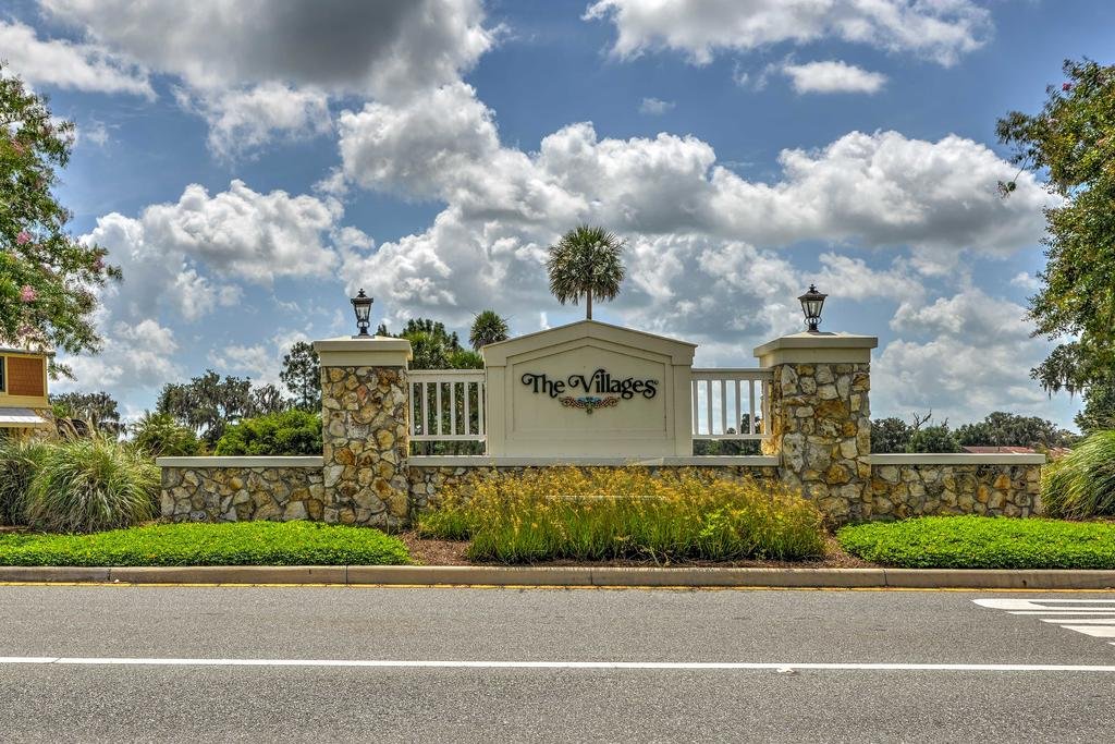 Updated Florida Home with Unlimited Golf and Pools Orlando Tourists