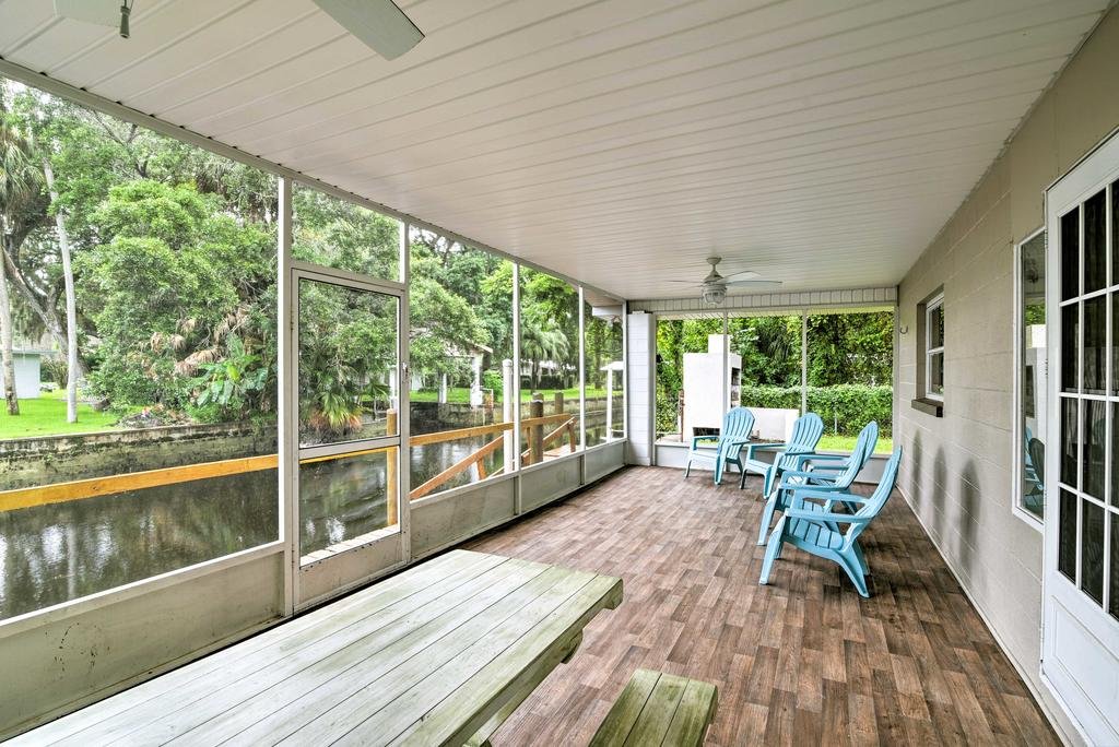 Updated Rustic Yankeetown Home with Lanai Canal Dock Orlando Tourists