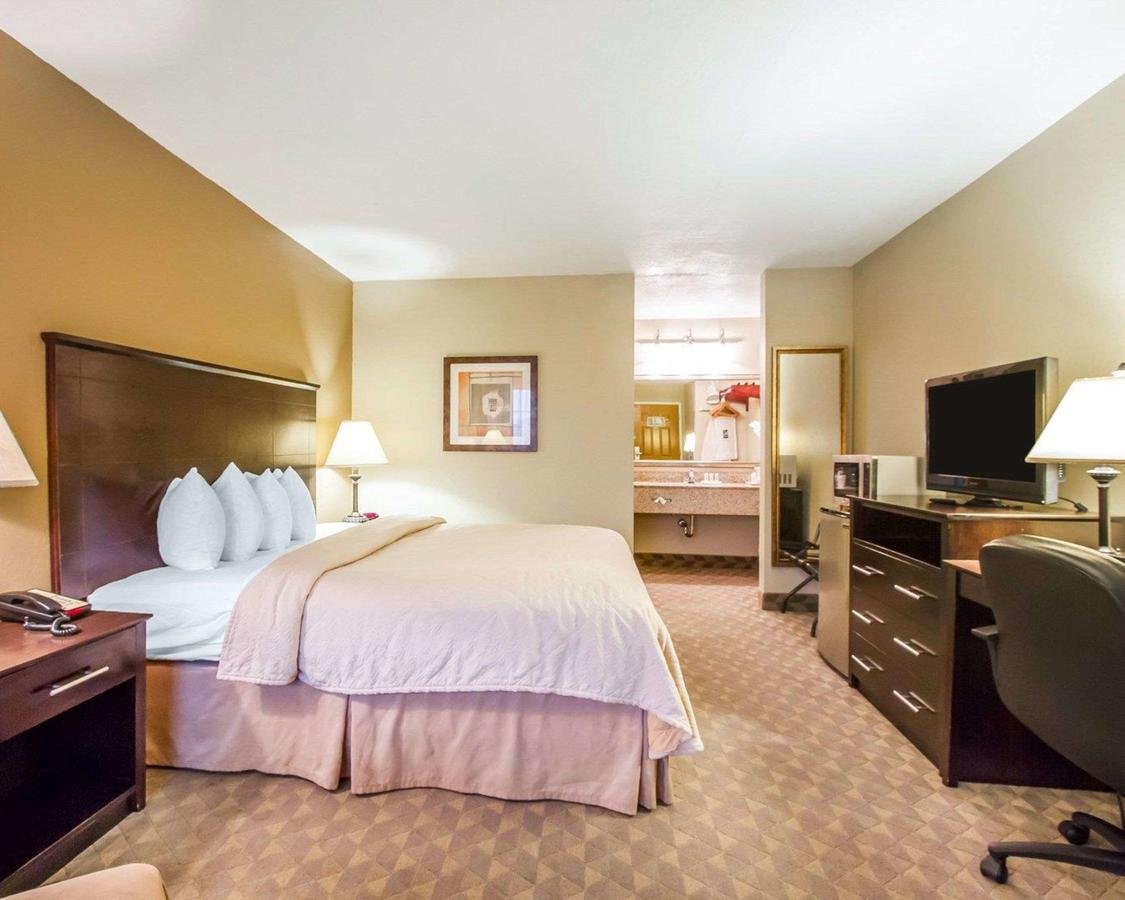Quality Inn & Suites Greenville I-65 - Accommodation Dallas