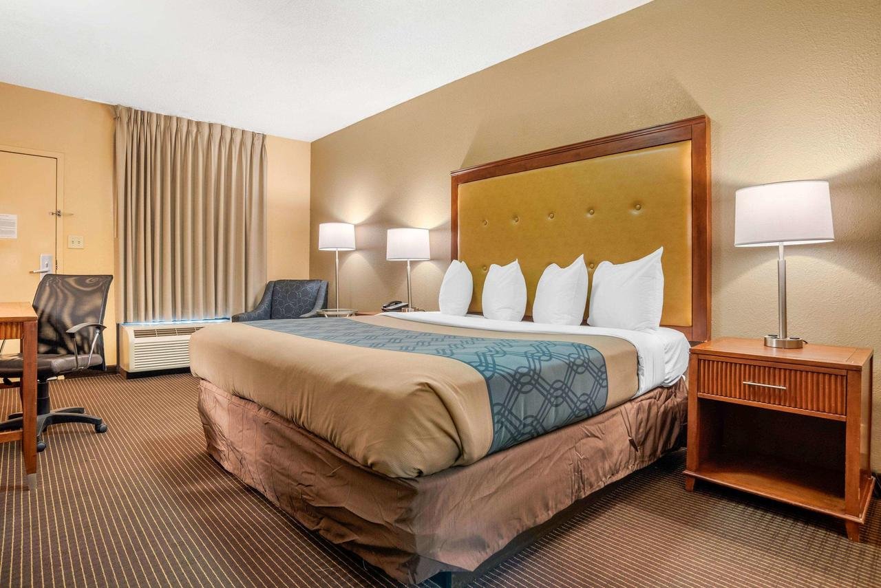 Econo Lodge Inn & Suites Foley - Accommodation Dallas