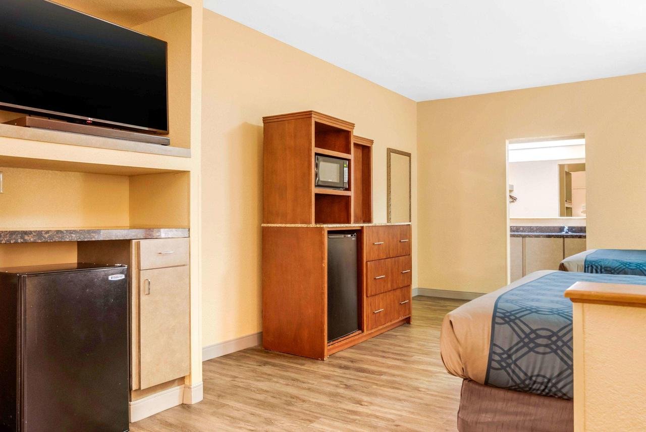 Econo Lodge Inn & Suites Foley - Accommodation Dallas