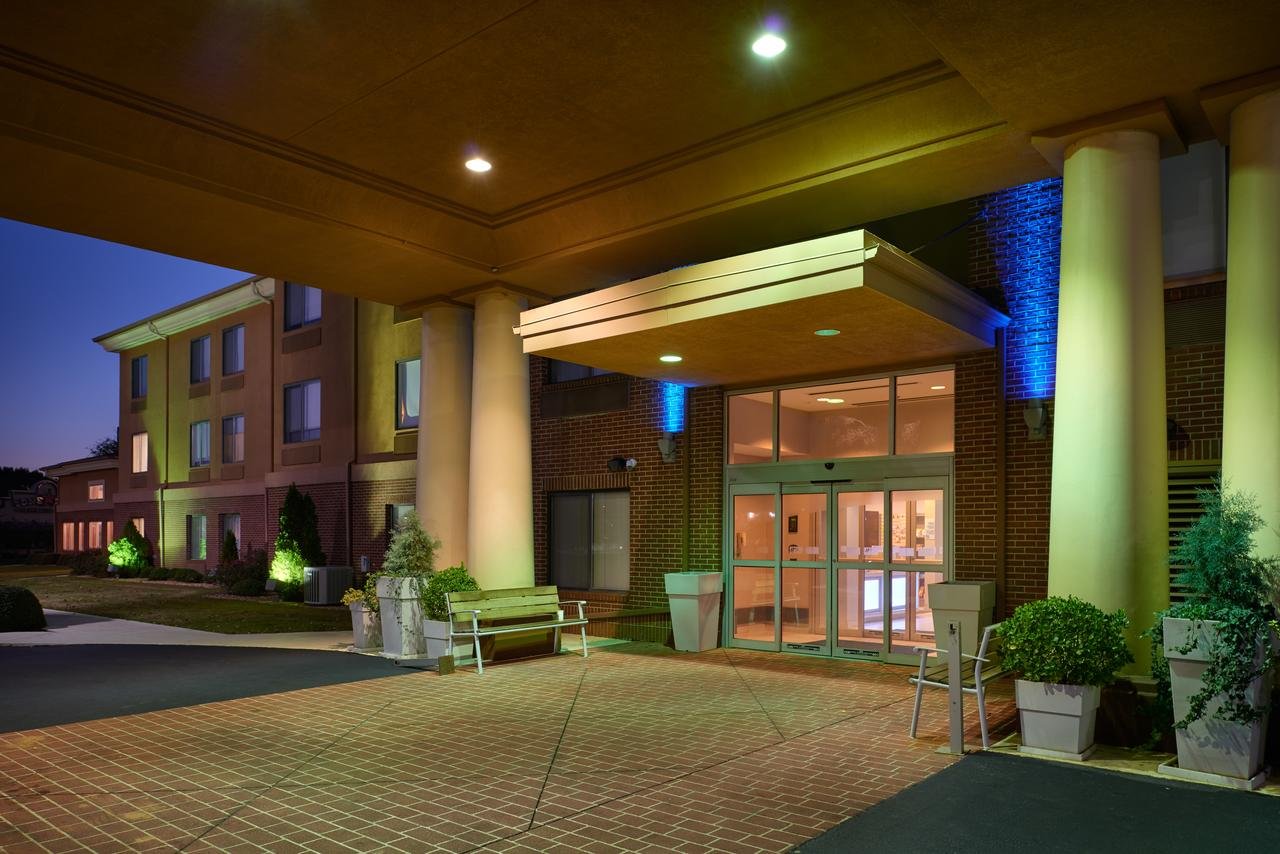 Holiday Inn Express Hotel & Suites Anniston/Oxford - Accommodation Dallas