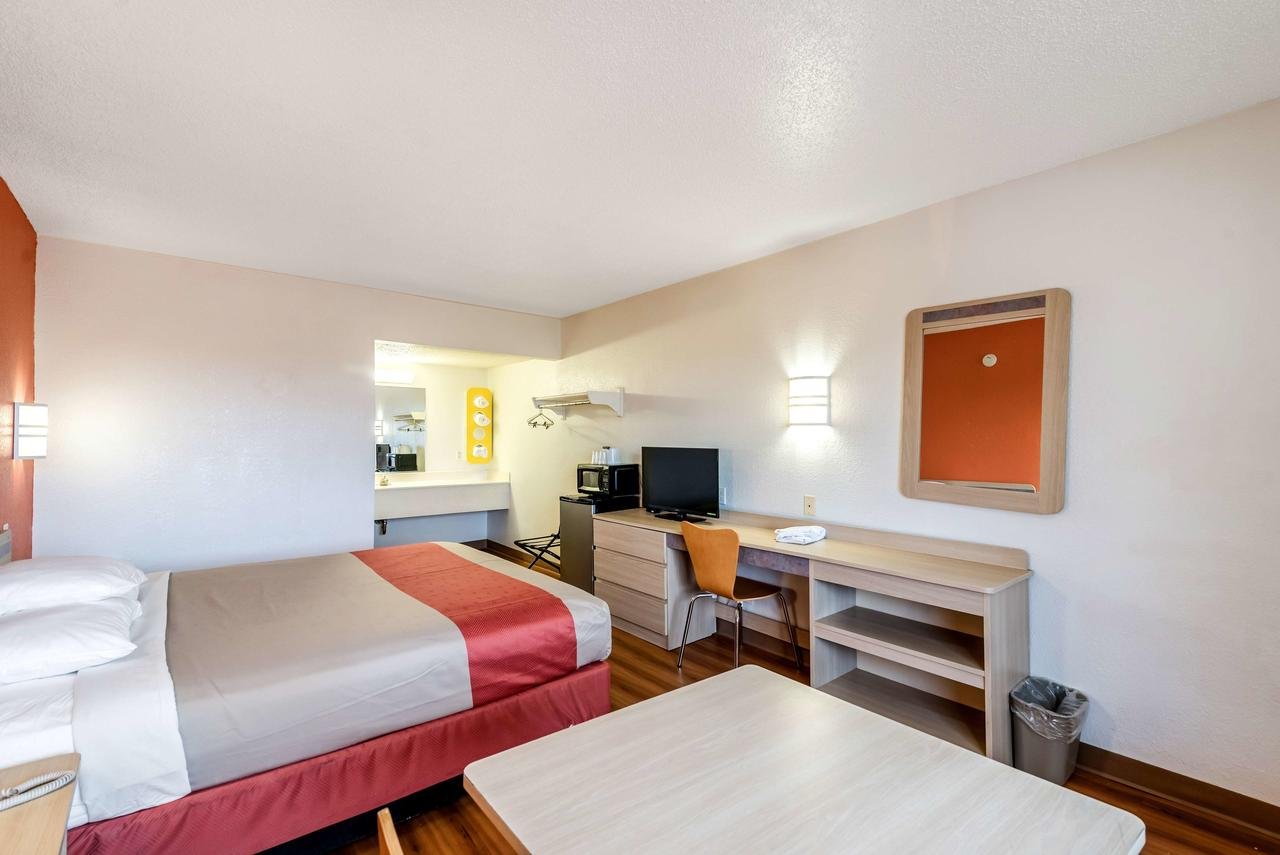 Motel 6 Anniston - Accommodation Dallas