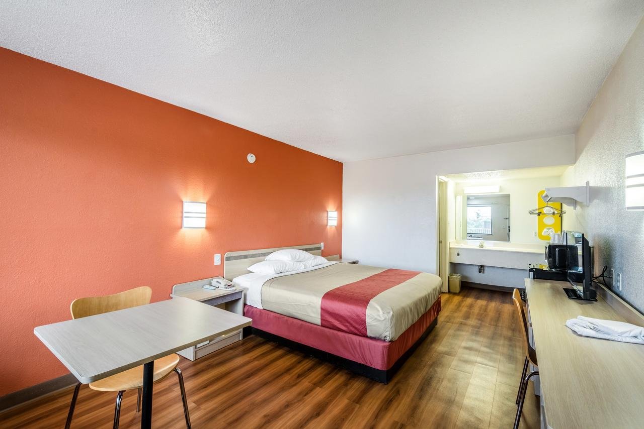 Motel 6 Anniston - Accommodation Dallas