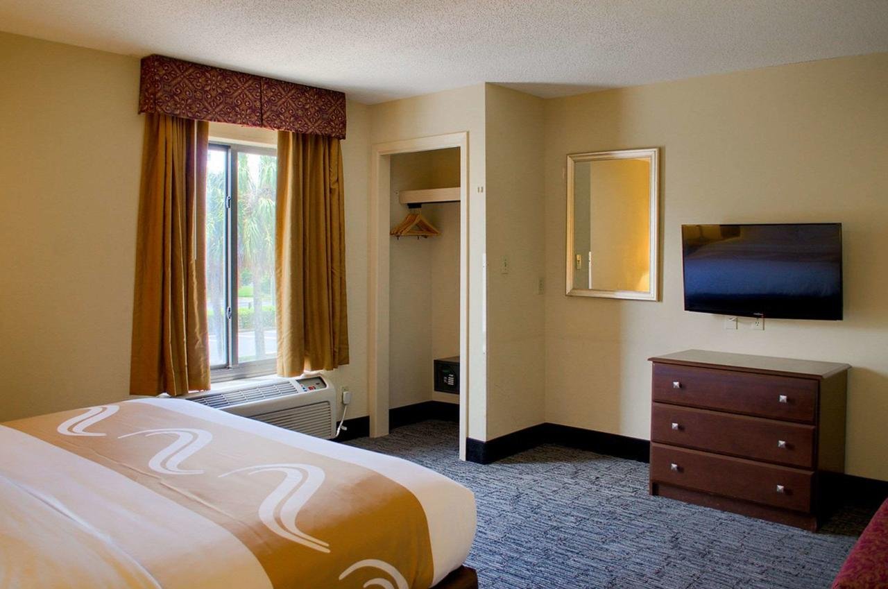 Quality Inn & Suites At Airport Blvd I-65 - Accommodation Dallas