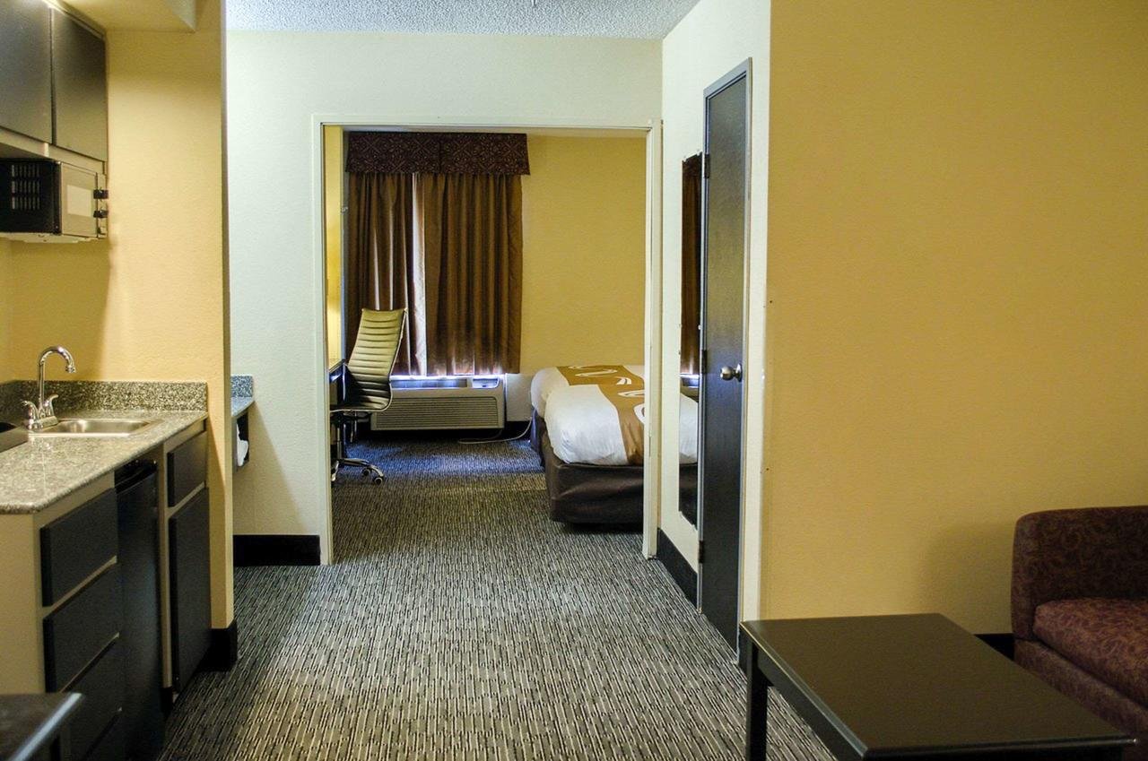 Quality Inn & Suites At Airport Blvd I-65 - Accommodation Florida