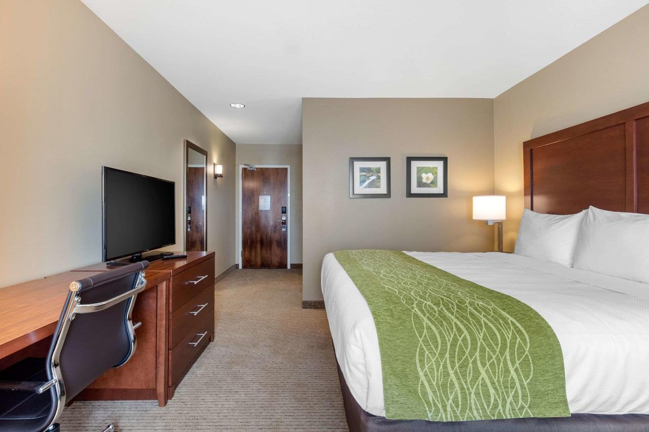 Comfort Inn & Suites At CrossPlex Village - Accommodation Dallas