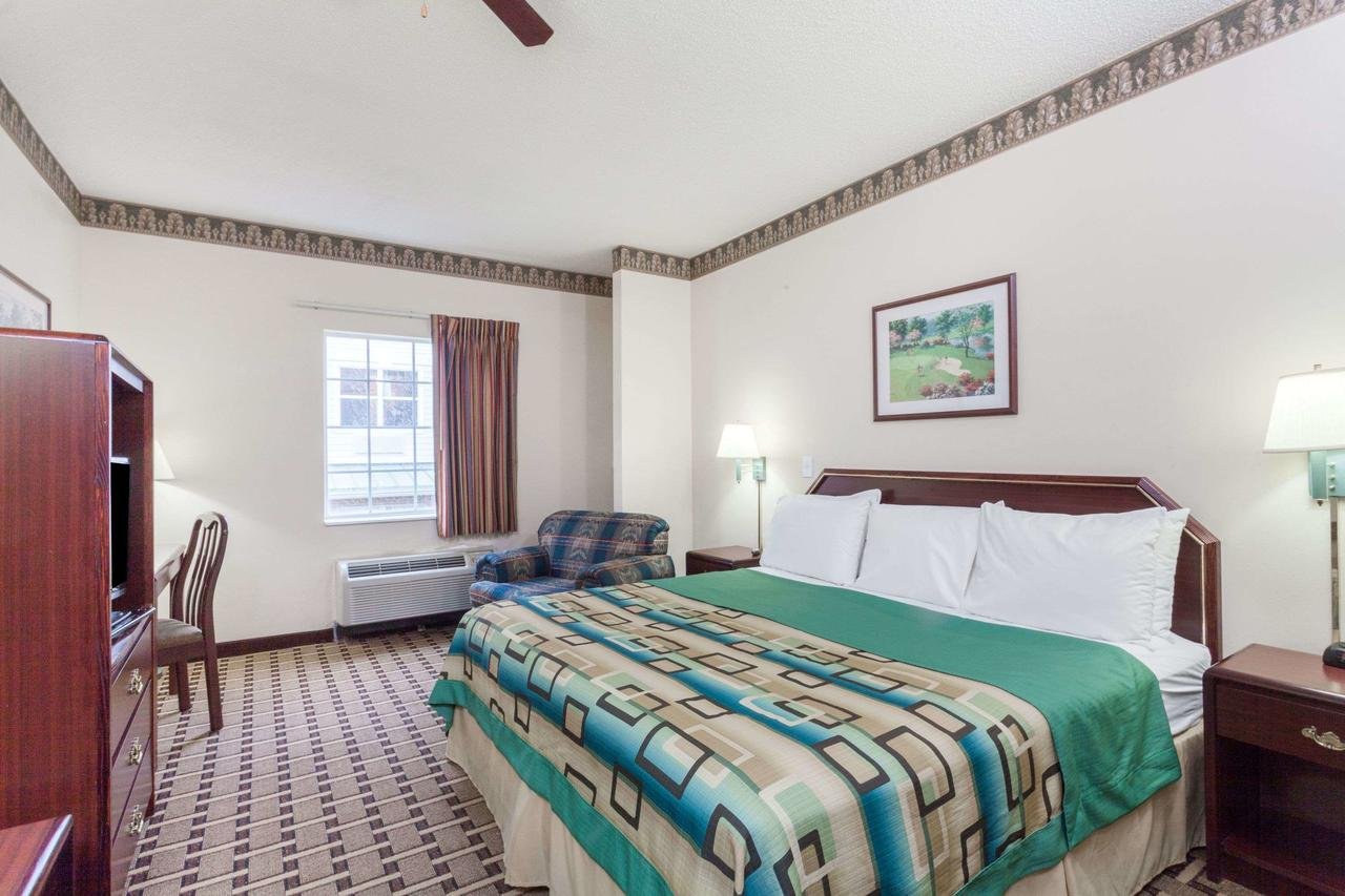Days Inn & Suites By Wyndham Huntsville - Accommodation Florida