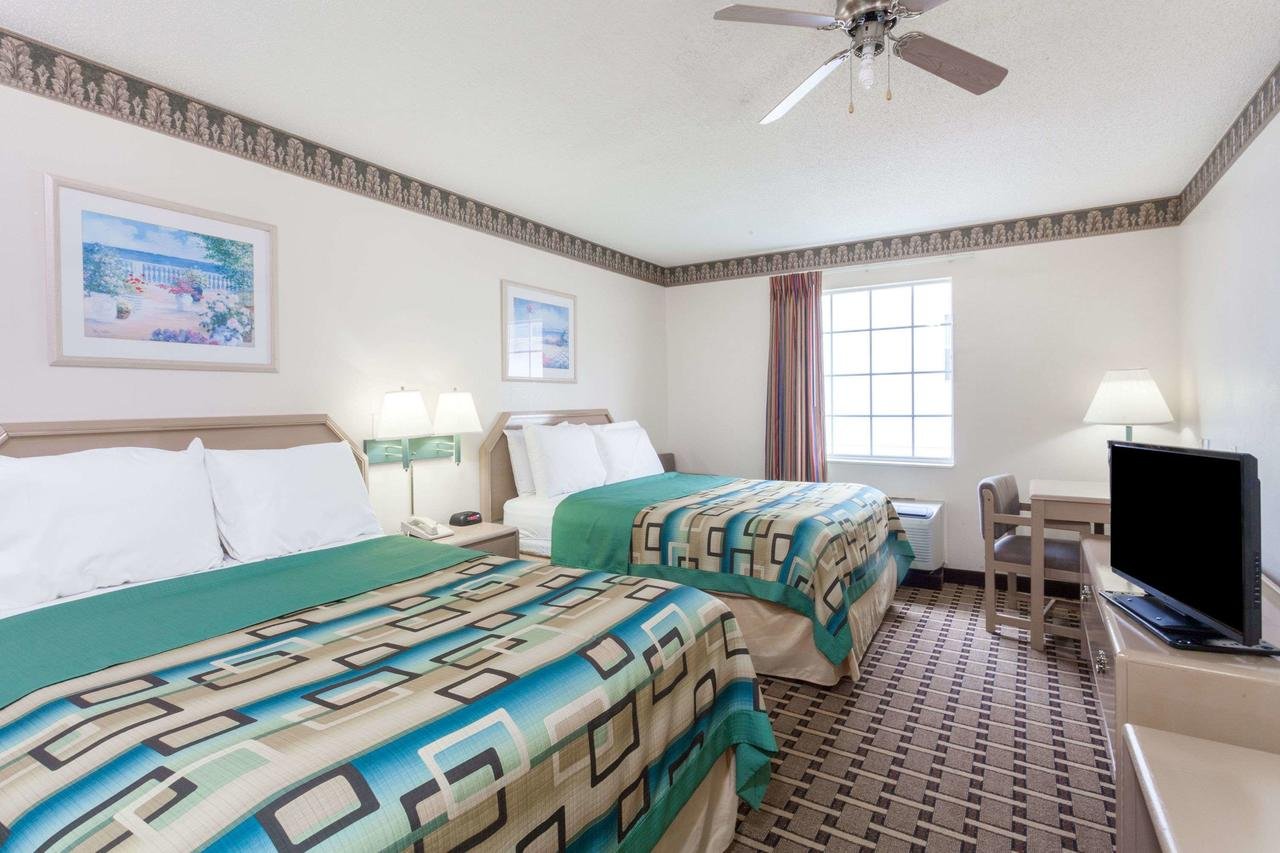 Days Inn & Suites By Wyndham Huntsville - Accommodation Dallas