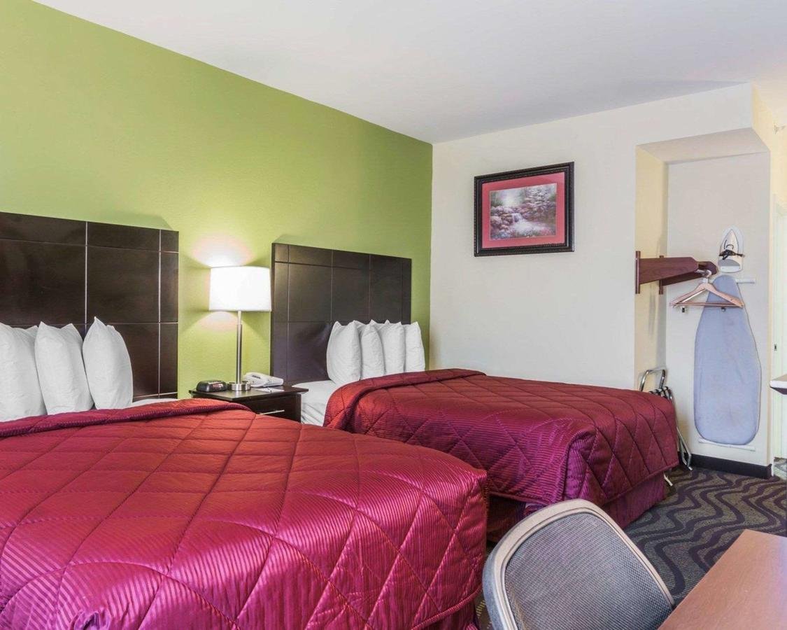 Quality Inn & Suites Near Gunter Annex Air Force Base - Accommodation Florida