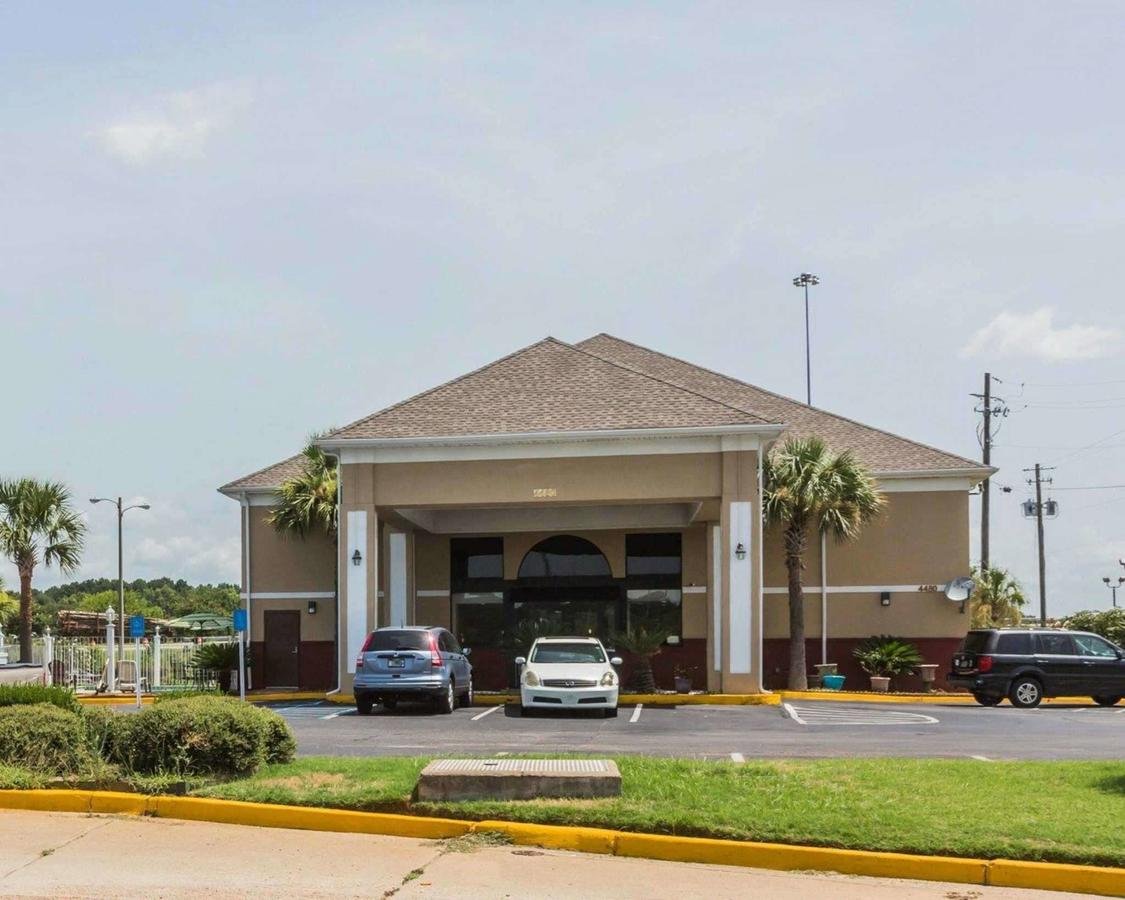 Quality Inn & Suites Near Gunter Annex Air Force Base - Accommodation Florida