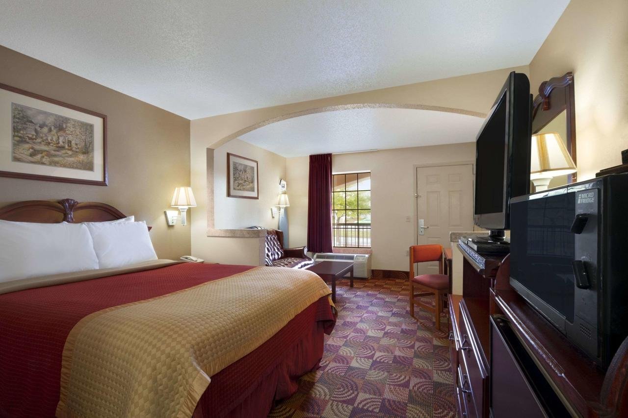 Days Inn & Suites By Wyndham Tuscaloosa - Univ. Of Alabama - Accommodation Florida