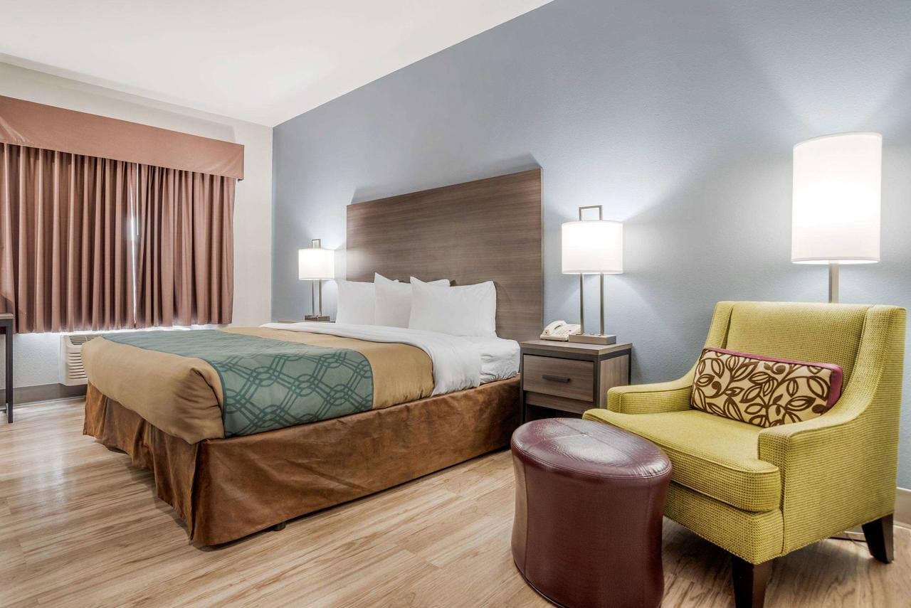 Econo Lodge Inn & Suites Demopolis - Accommodation Florida