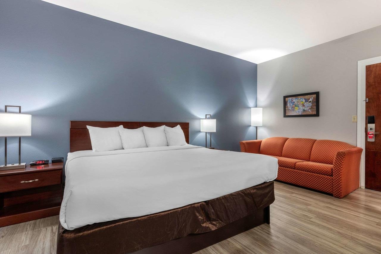 Econo Lodge Inn & Suites Demopolis - Accommodation Dallas