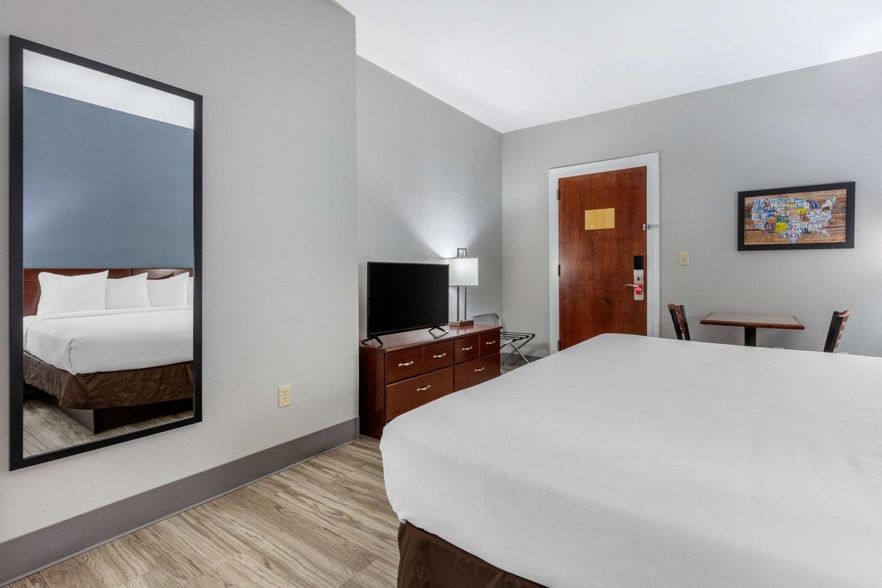 Econo Lodge Inn & Suites Demopolis - Accommodation Dallas
