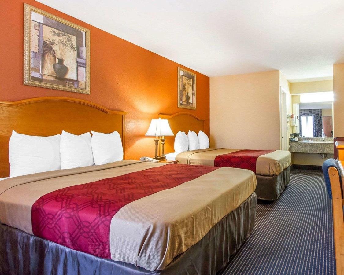 Econo Lodge Inn & Suites - Accommodation Dallas 14