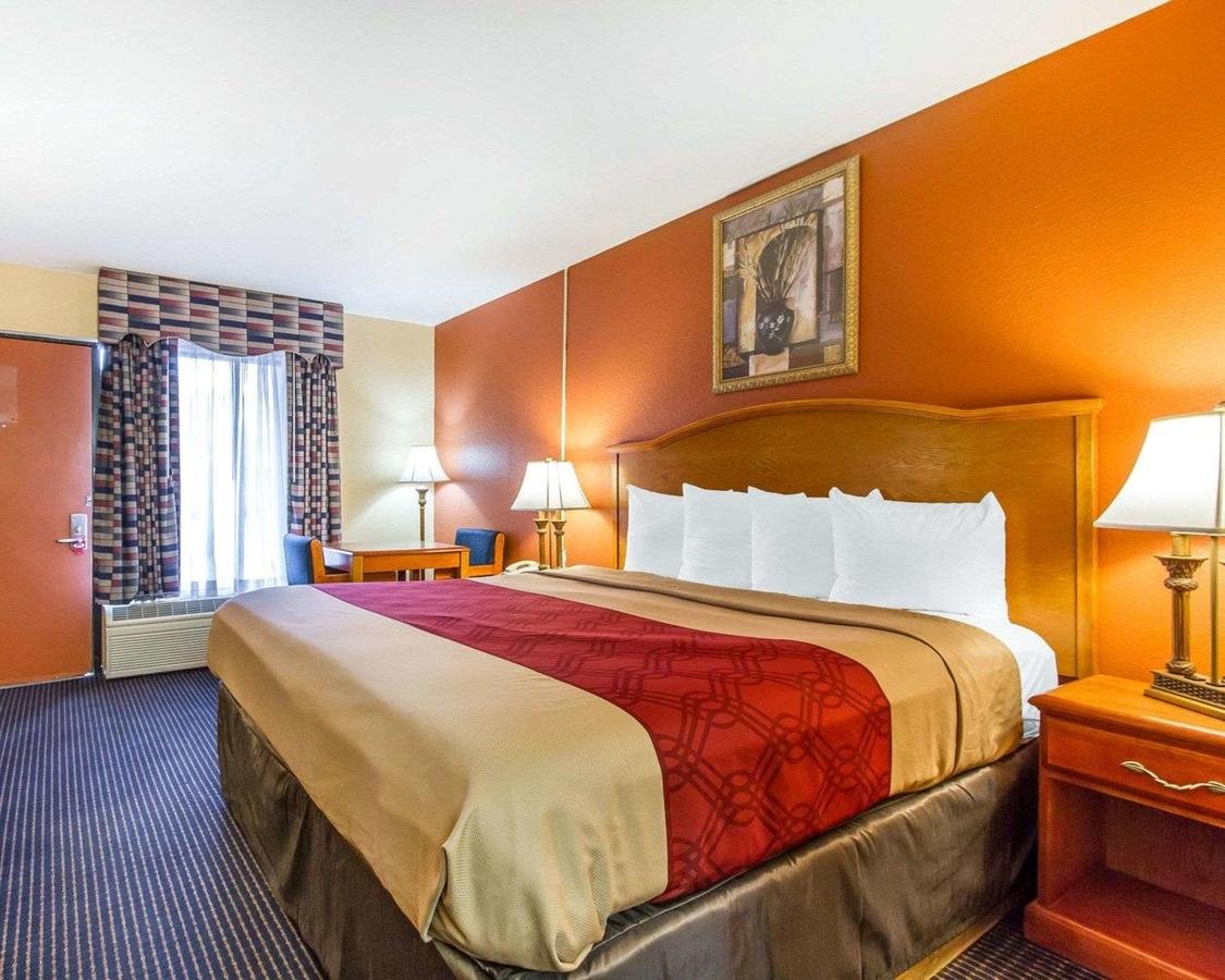 Econo Lodge Inn & Suites - Accommodation Dallas 2