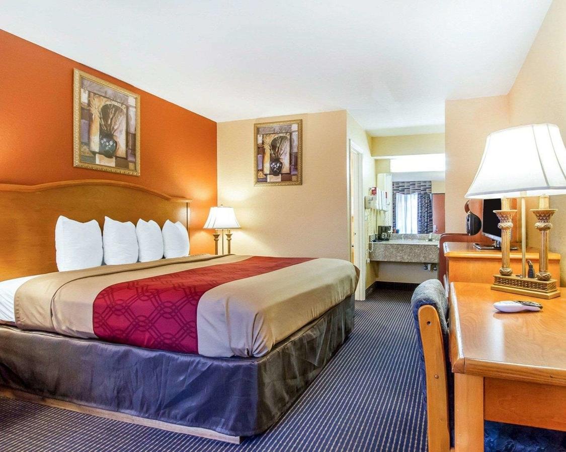 Econo Lodge Inn & Suites - Accommodation Dallas 7