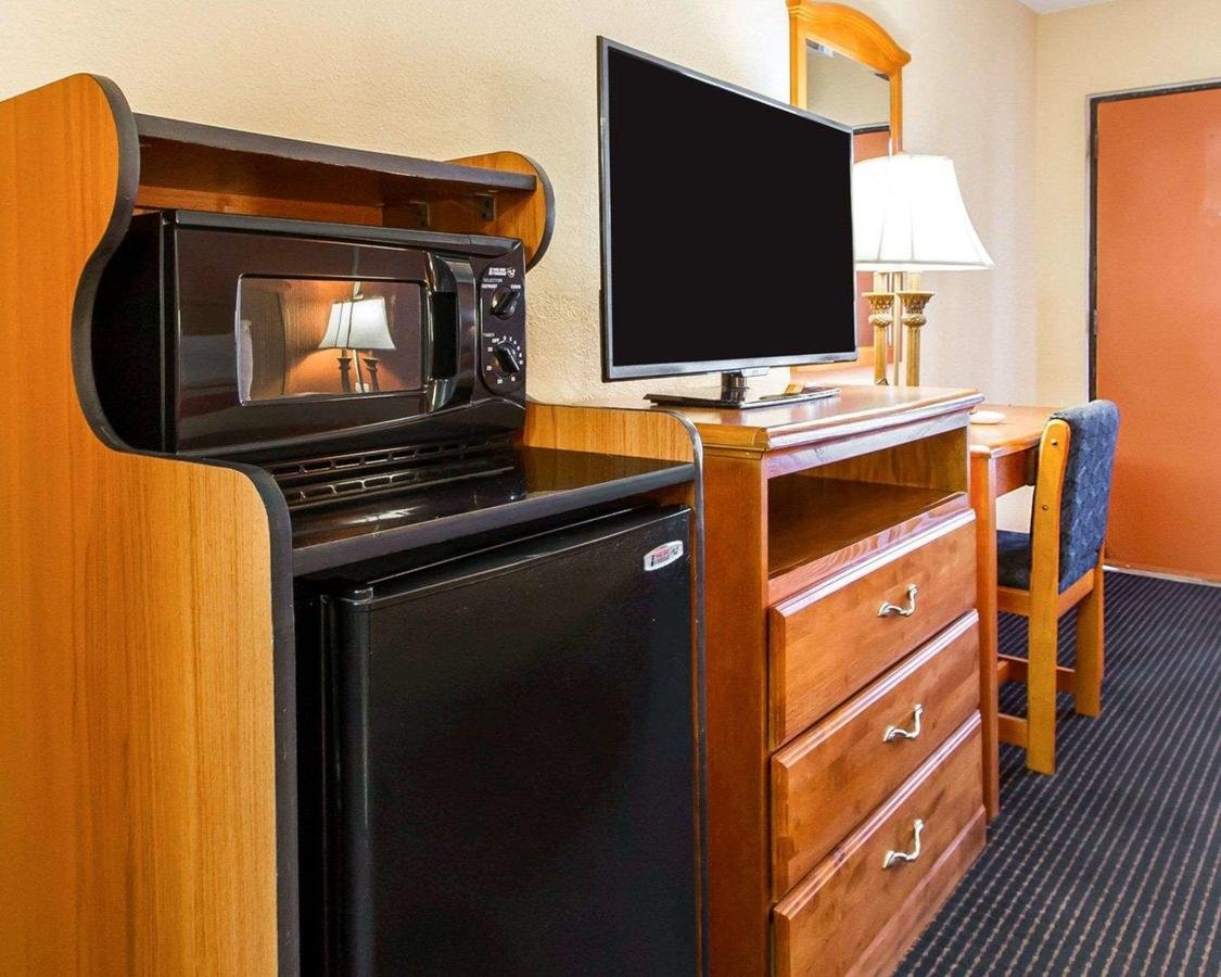 Econo Lodge Inn & Suites - Accommodation Dallas 5