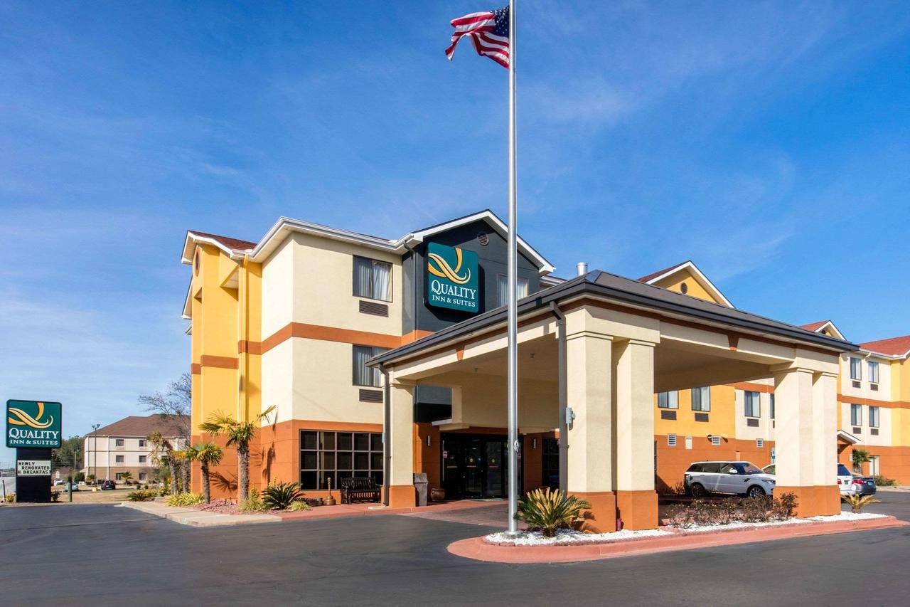 Quality Inn & Suites Montgomery East Carmichael Rd - Accommodation Texas 0