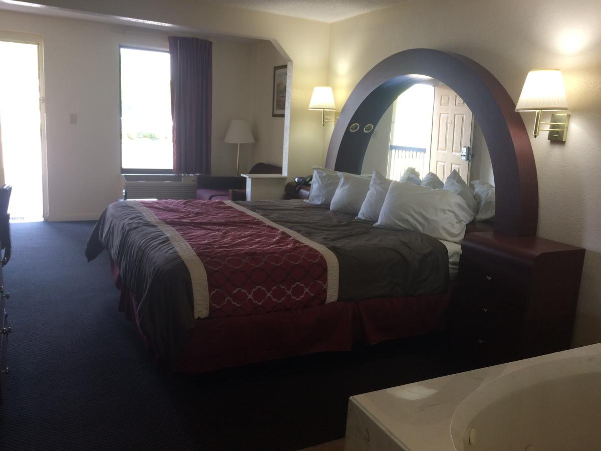 Luxury Inn & Suites - Accommodation Dallas