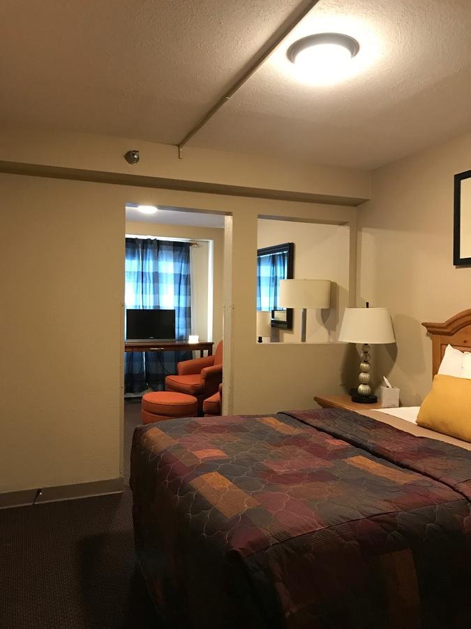 Lakeshore Inn & Suites - thumb 32