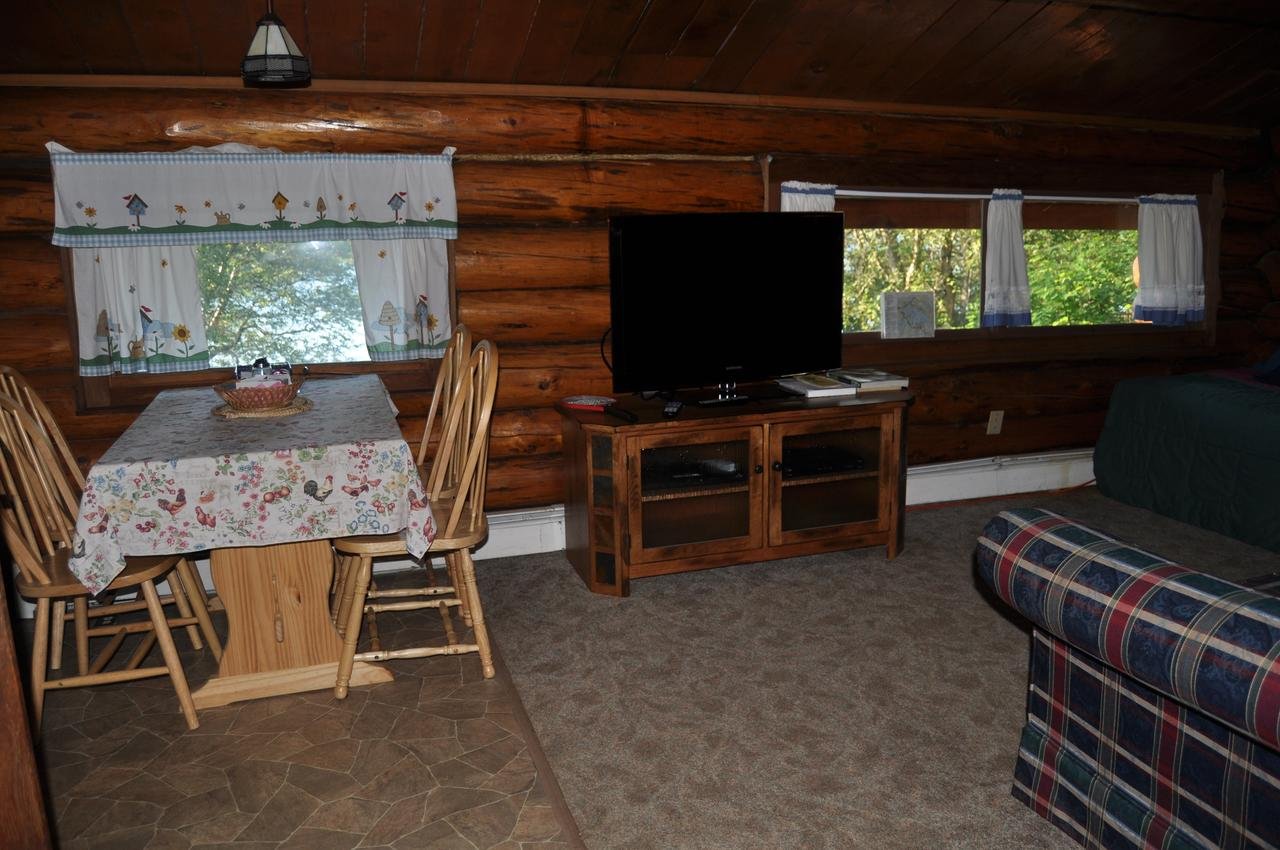 Daniels Lake Lodge Cabins - thumb 6
