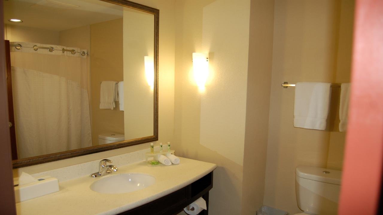 Holiday Inn Express Surprise - Accommodation Dallas 13