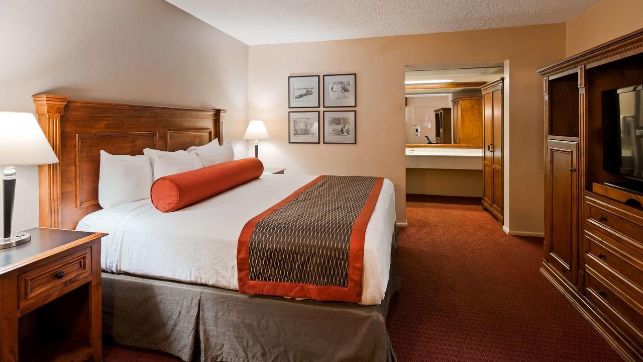 Best Western Plus King's Inn And Suites - Accommodation Dallas 35