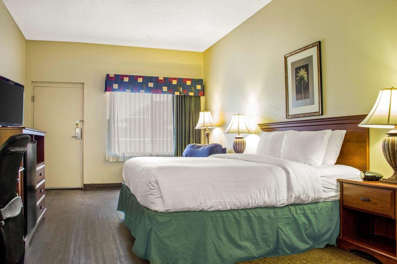 Quality Inn - Accommodation Dallas 25