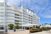 DoubleTree by Hilton Cairns - Accommodation Australia