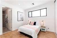 Brand new affordable luxury 3 bedroom 3 bathrooms house close to Adelaide city Chinatown beach Adelaide Airport