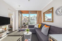 Bright Central Pad with Rooftop Pool Gym  Parking - Accommodation Directory