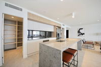 Broadbeach New Luxury Vue 17 Beach Views - Accommodation Mount Tamborine