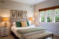 Chic Apartment with Sun Lounge Near Manly Beach - Accommodation Yamba