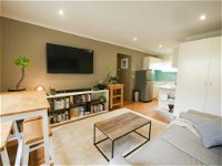 Chic Pet Friendly  500m to the Beach w/ parking - Accommodation Airlie Beach