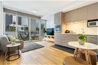 Clean Modern Apartment 15 Mins From City on Tram - Schoolies Week Accommodation
