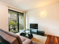 Contemporary 1 Bedroom Teneriffe Apartment with Pool and Gym - Accommodation Mooloolaba