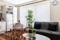 Contemporary Light Filled Boutique 2B Chapel St Apt  Parking - Accommodation QLD