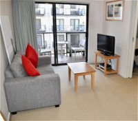 Convenient City Apartment with Pool Gym and Tennis Court - WA Accommodation
