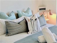 Deluxe and Brand New Lakeside Apartment - Great Ocean Road Tourism