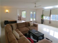 Edge Hill Clean  Green Cairns 7 Minutes from the Airport 7 Minutes to Cairns CBD  Reef Fleet Terminal - Maitland Accommodation