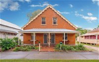 Eliza 1875 Red Brick Duplex Townhouse - Accommodation Cooktown