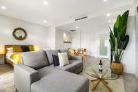 Enjoy bayside life at stylish studio close to city - Tourism Cairns