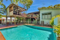 Gecko's Rest - Rainbow Shores Executive Beach House Pet Friendly Pool Wi-fi - Accommodation Cooktown