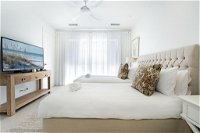 Hamptons Style 2 Bedroom Executive Luxury Apartment - Accommodation Port Macquarie